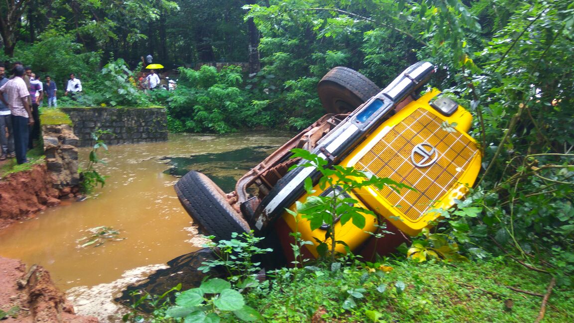 ಉಡುಪಿ: ನಿಯಂತ್ರಣ ತಪ್ಪಿ ಕೆರೆಗೆ ಬಿದ್ದ ಲಾರಿ